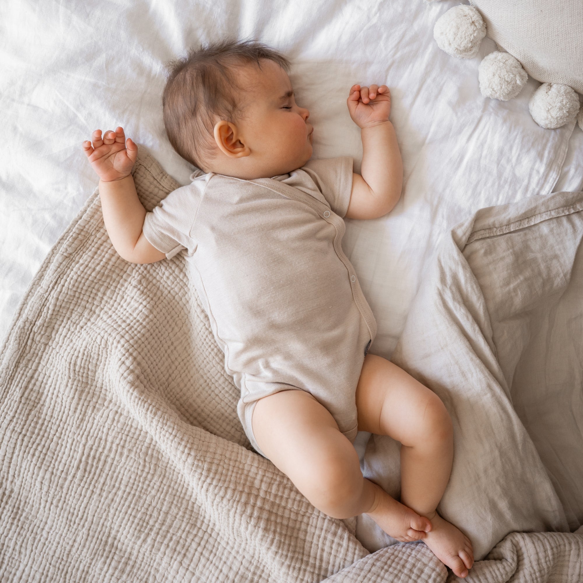 Wol-zijde Wikkelromper met korte mouwen | Essential Beige