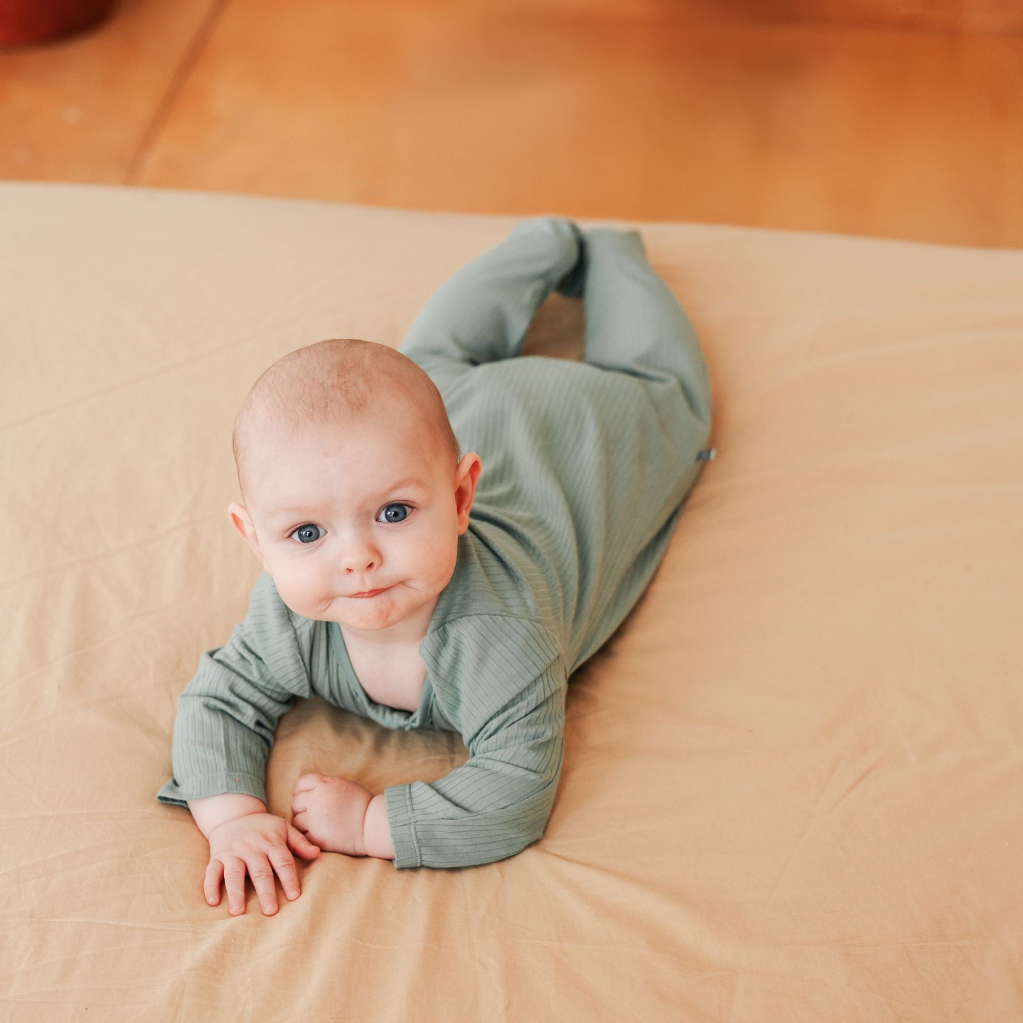Pyjama met voetjes | Essential Groen